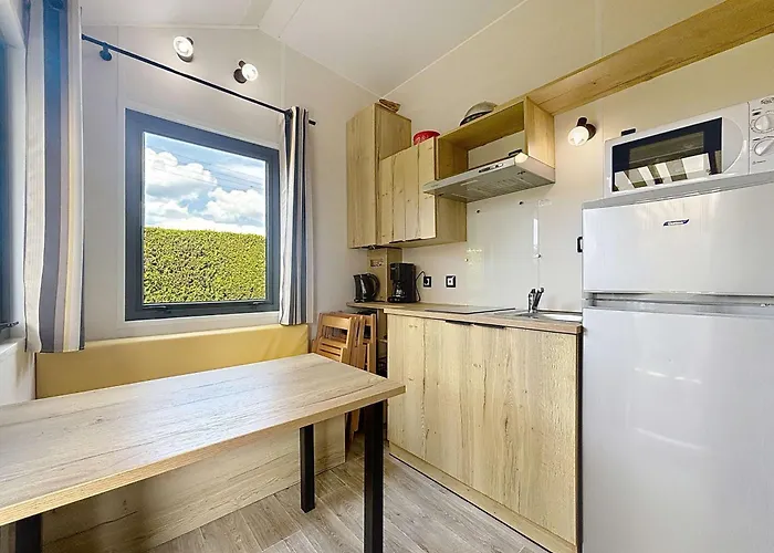 Hébergement de vacances En Tiny House à Jullouville, Piscine Et Parking Inclus - Fr-1-361a-95 *